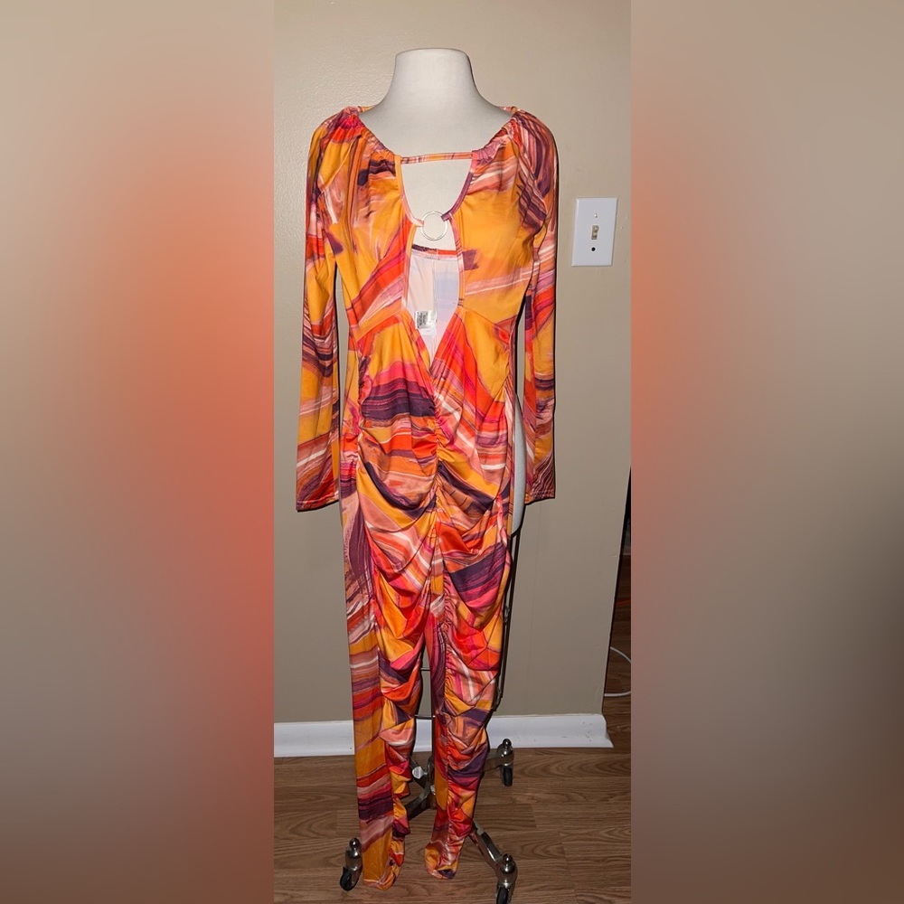 Multicolor jumpsuit that ties in the back of the night, perfect for a night out